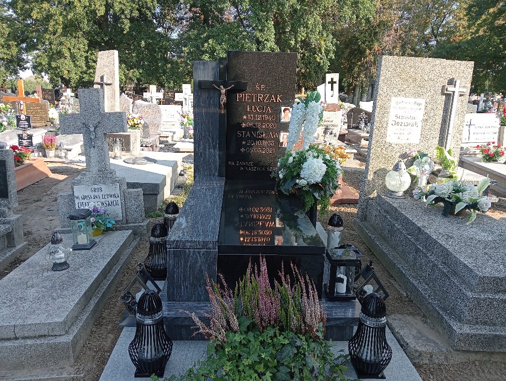 Grób Jarosław Adamski